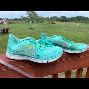 Nike Free (8.5) Running Shoe